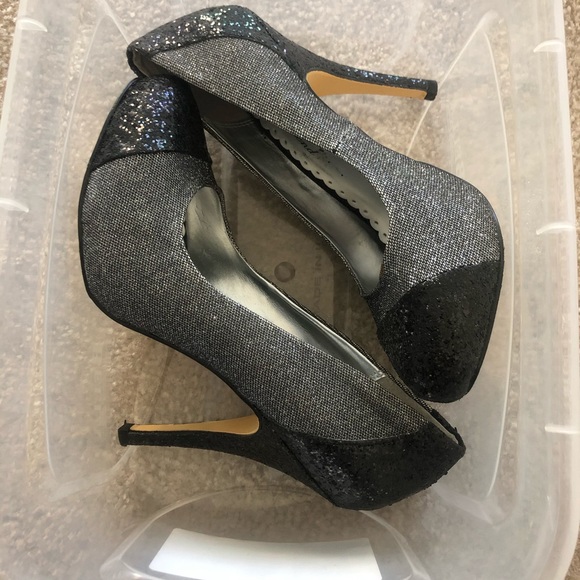 Fabulous silver/black glitter pumps. - Picture 2 of 7
